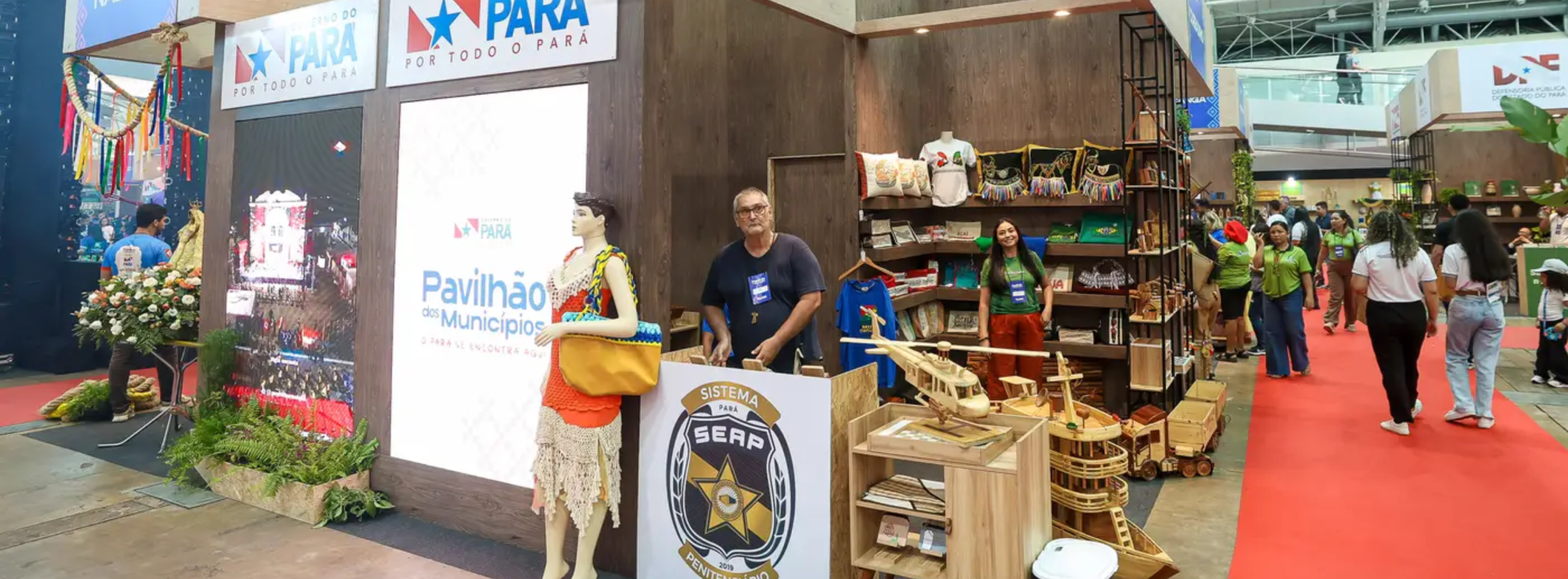 Estande da Secretaria de Administração Penitenciária (Seap) no Pavilhão dos Municípios exibe artesanato feito por custodiados