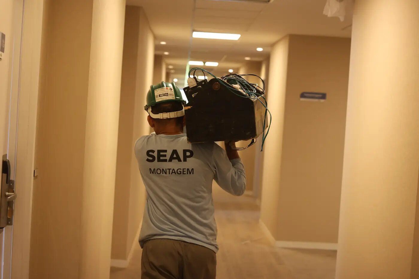 Governador visita cômodo da Vila COP com móveis feitos por pessoas privadas de liberdade, em ação de reinserção social